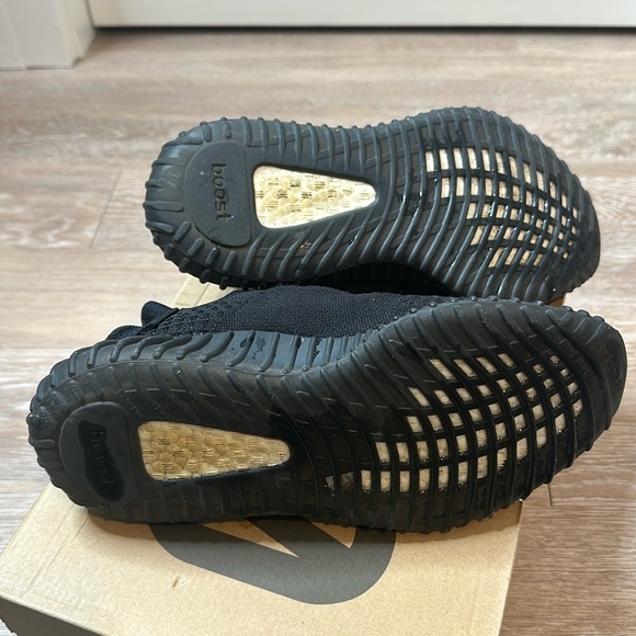 Yeezy 350 v2 men’s 6.5 women’s 8. Black - Picture 8 of 9